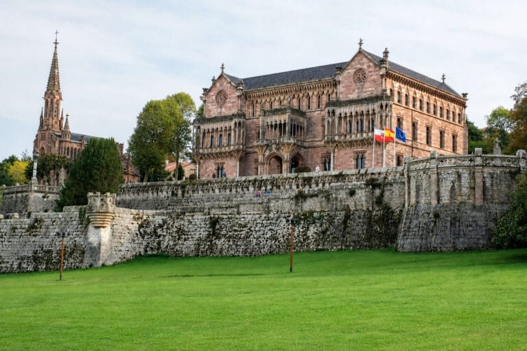 Fachada neogótica del Palacio de Sobrellano en Comillas, luz diurna