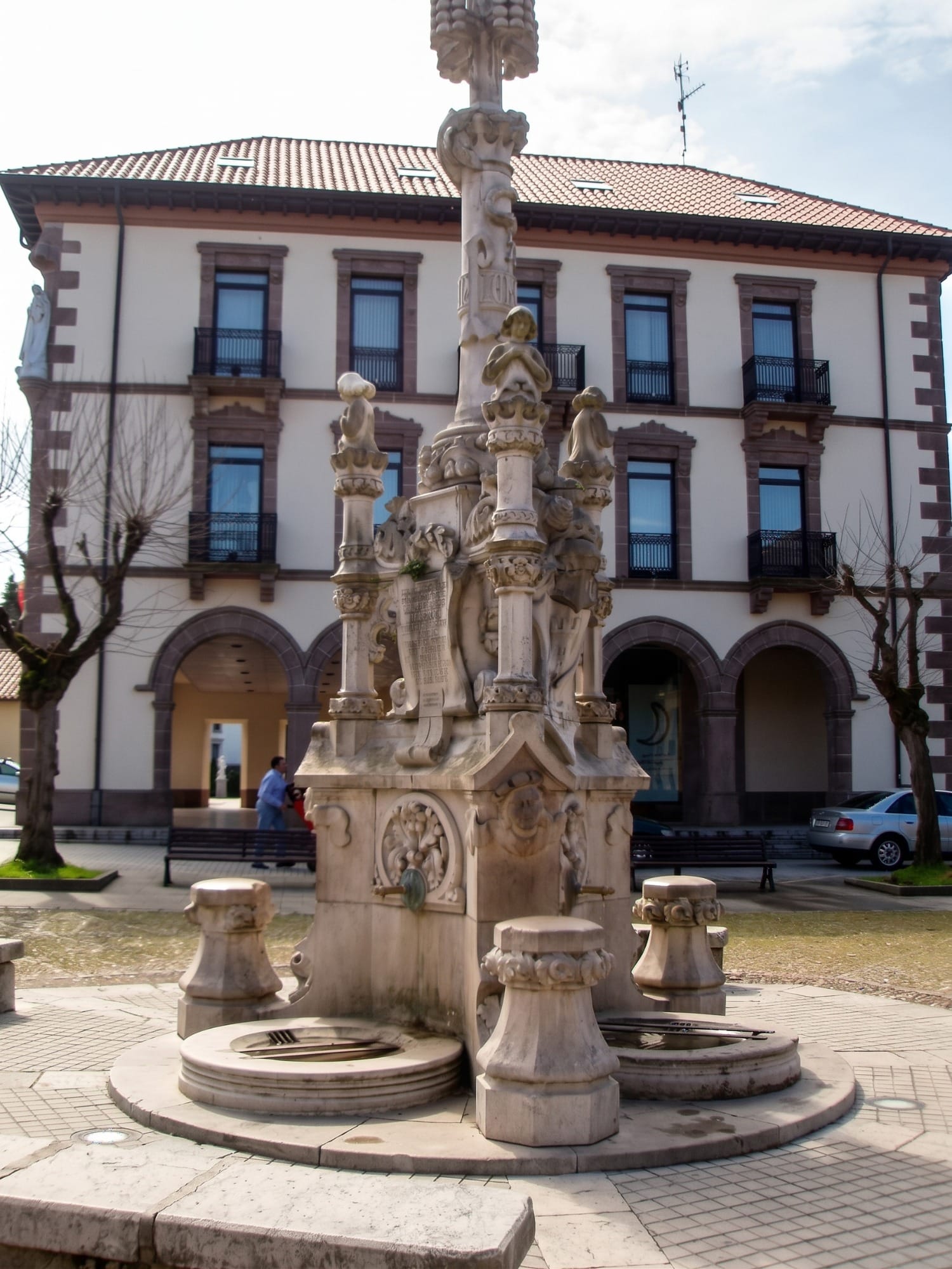 Fuente de los Tres Caños en una calle empedrada del casco histórico de Comillas