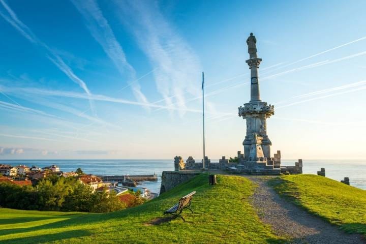 Monumento al Marqués de Comillas en los jardines del parque Güell