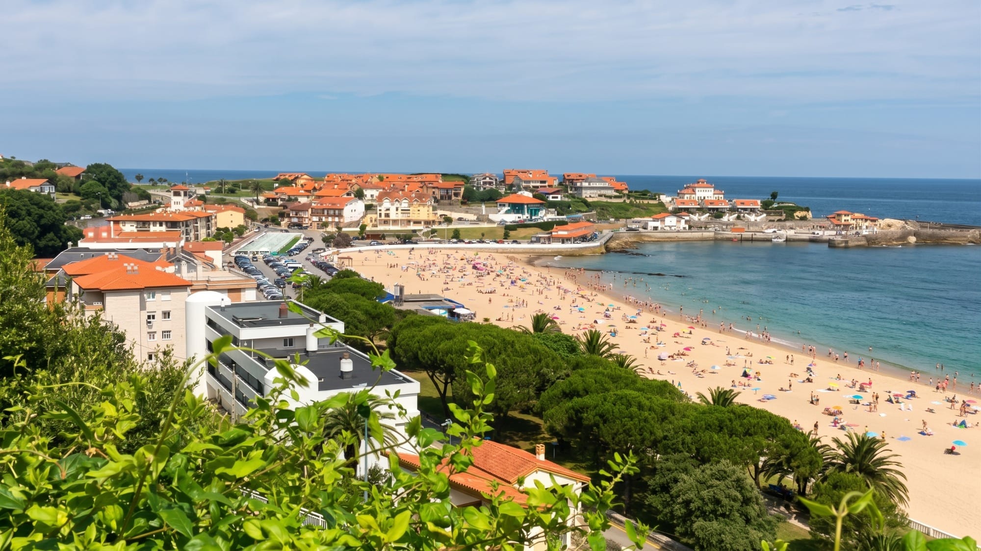 Playa de Comillas con la villa al fondo, marea baja