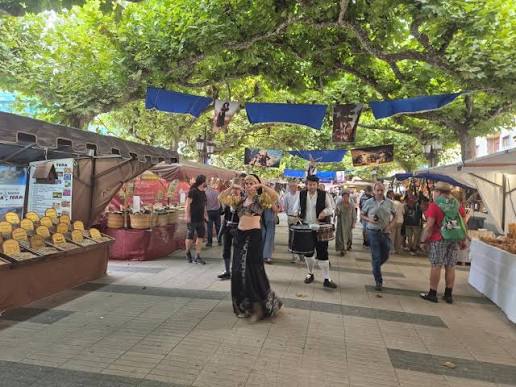 Für den Verkehr gesperrte Straße in der Altstadt von Torrelavega mit spazierenden Menschen auf dem Weg zur Plaza José María González Trevilla