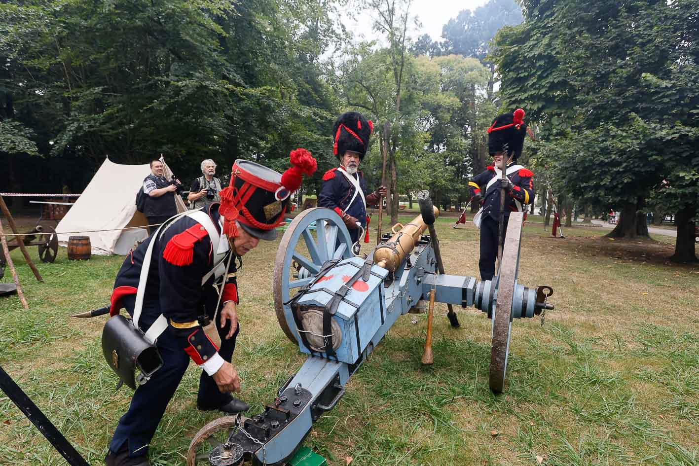 Reenacter in napoleonischer Zeitkleidung neben Militärzelten im Feldlager des Napoleonischen Marktes von Torrelavega