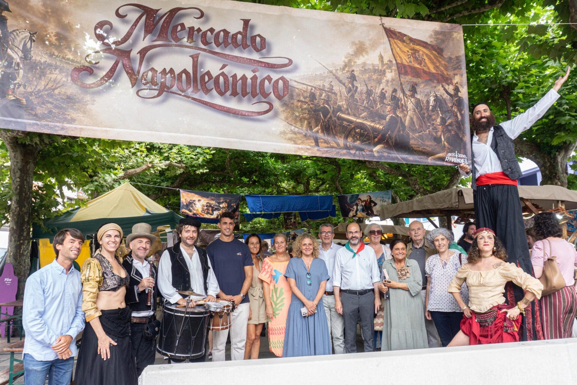 Gesamtansicht der Plaza José María González Trevilla in Torrelavega mit aufgebauten Marktständen, Tagesstimmung