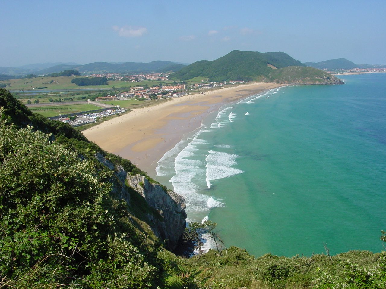 Blick auf das Kantabrische Meer von der Küste bei Santoña, in der Nähe der Playa de Berria