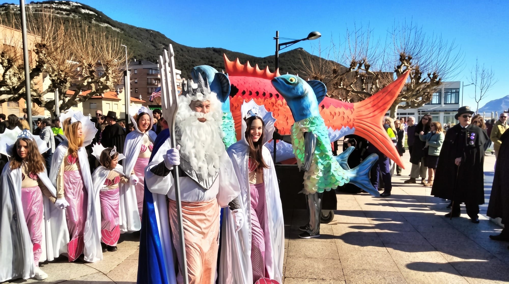 Cabalgata de carnaval con carrozas y disfraces marineros en Santoña, ambiente de desfile
