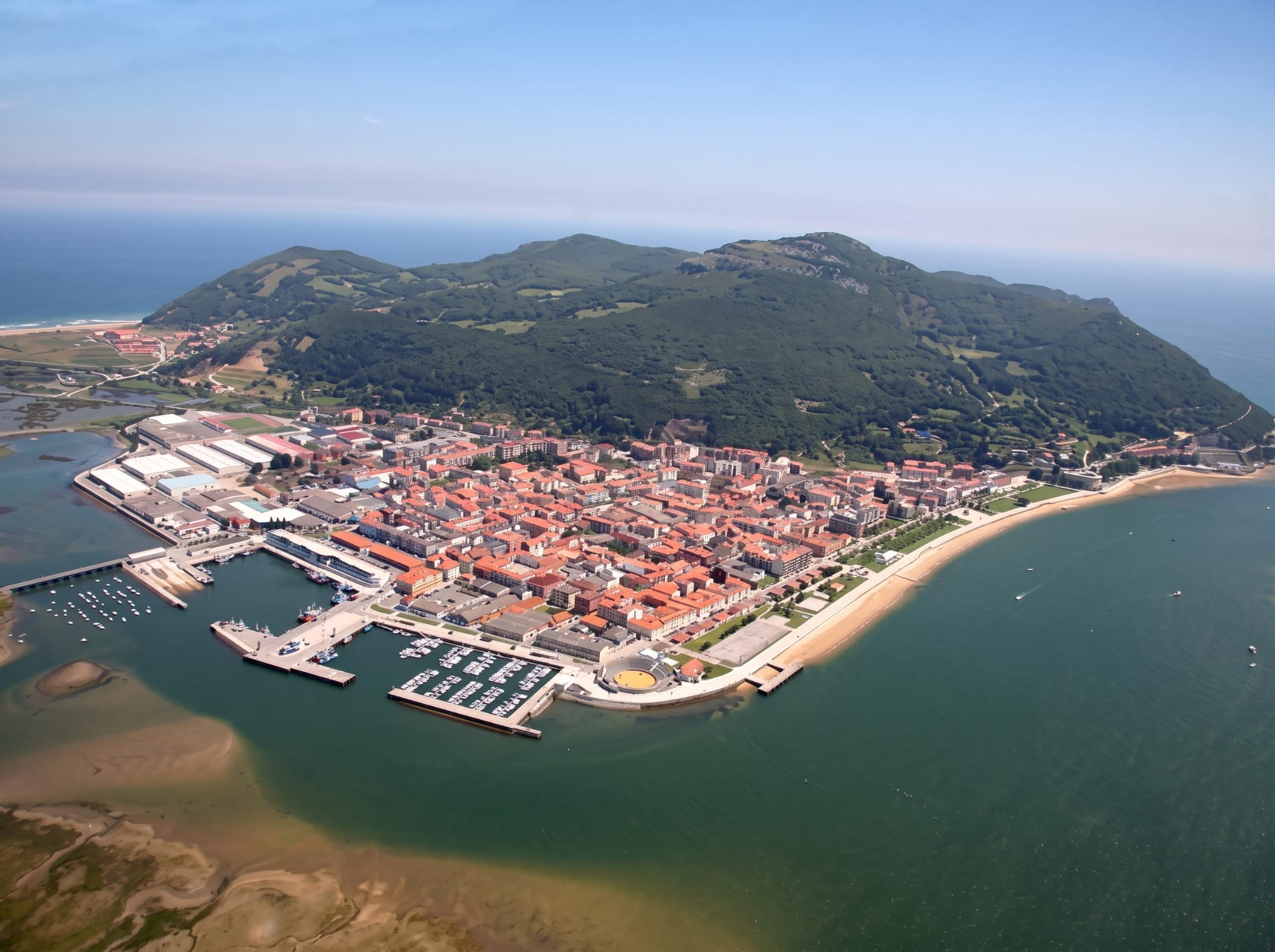 Vista general de la bahía y el puerto de Santoña con el monte Buciero al fondo, luz de mañana