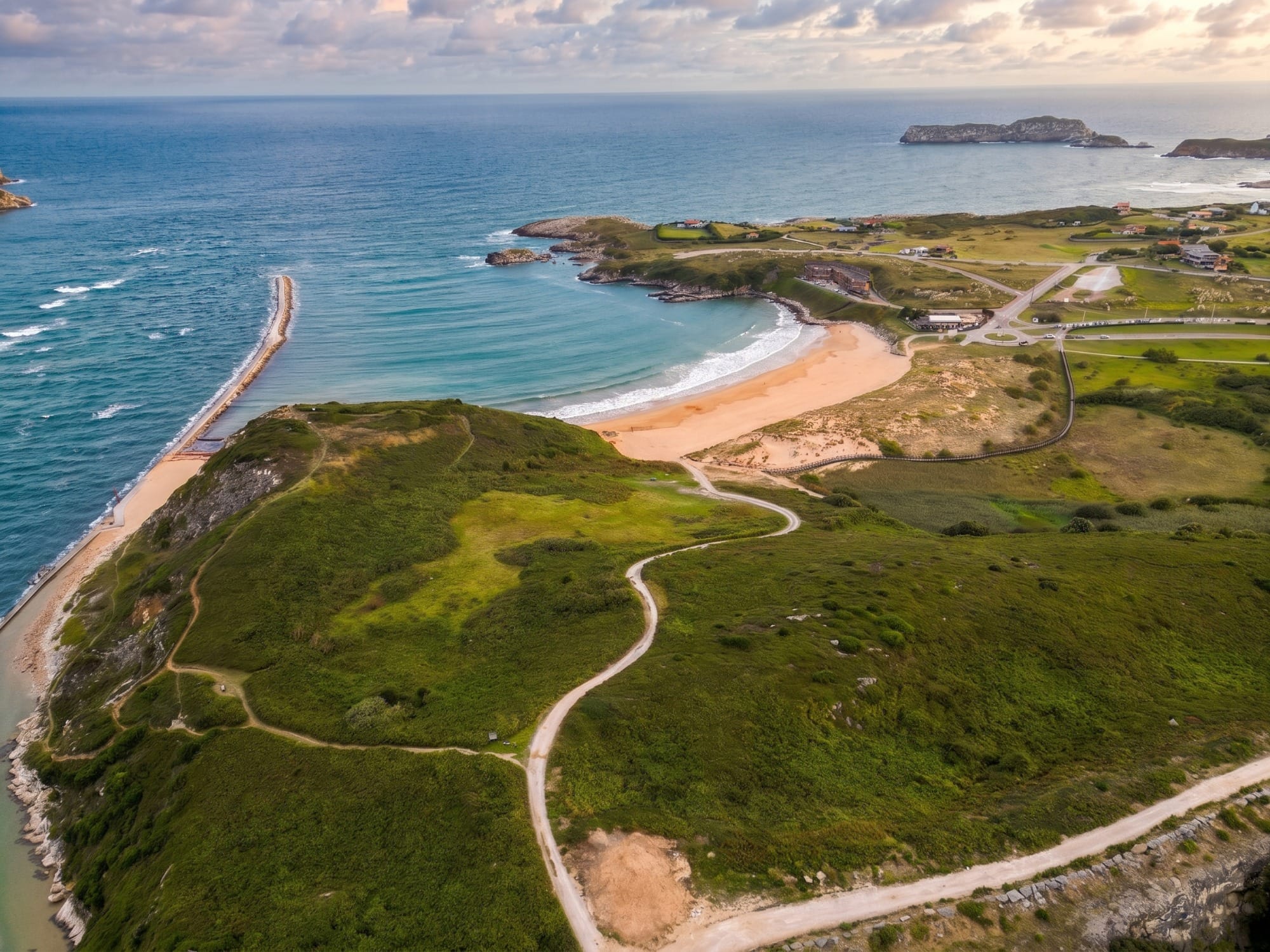Vista general de la playa de Cuchía en Miengo con la ría y la ensenada de Suances al fondo