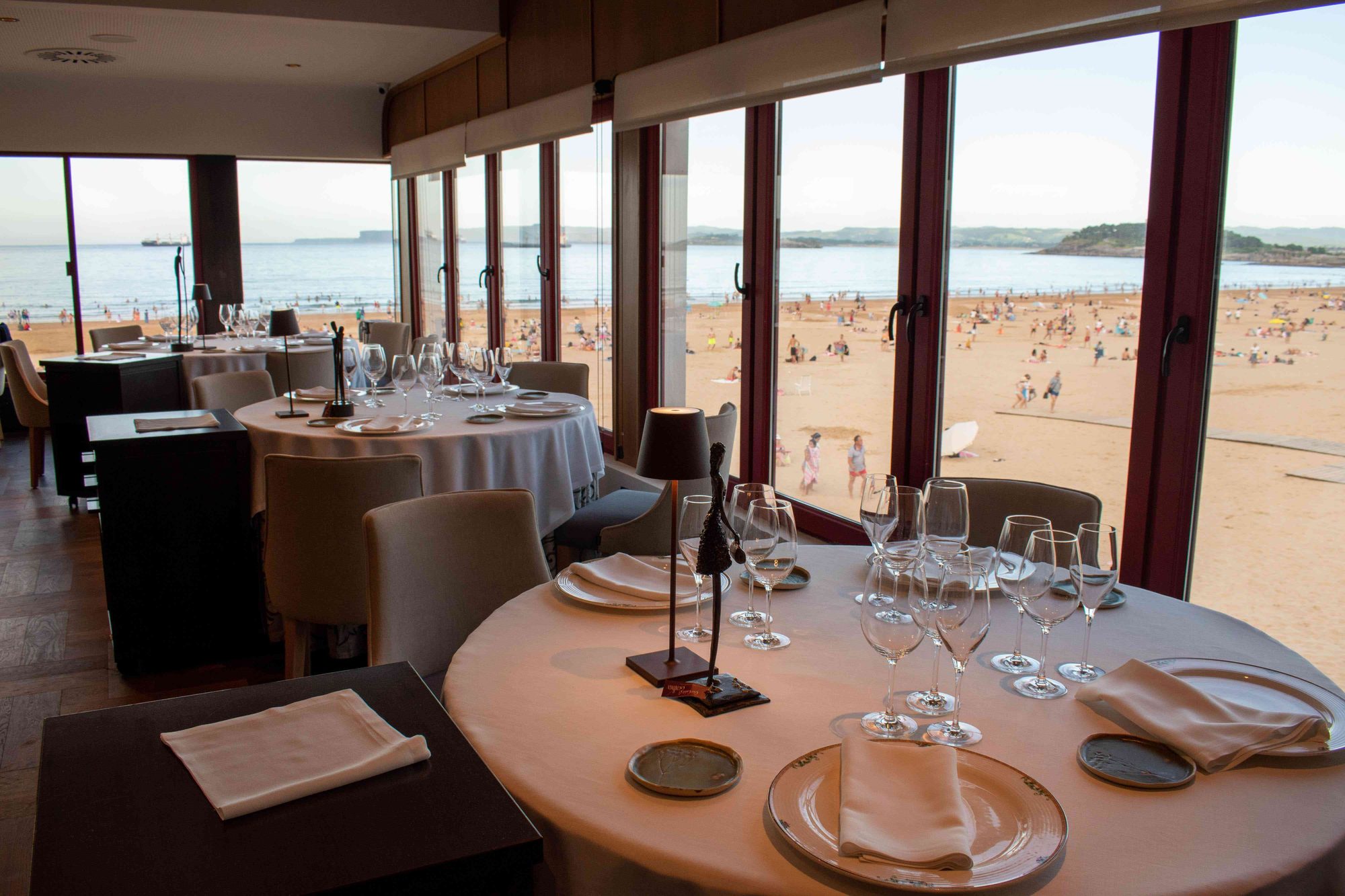 Salle du restaurant El Serbal avec vue sur la plage du Sardinero