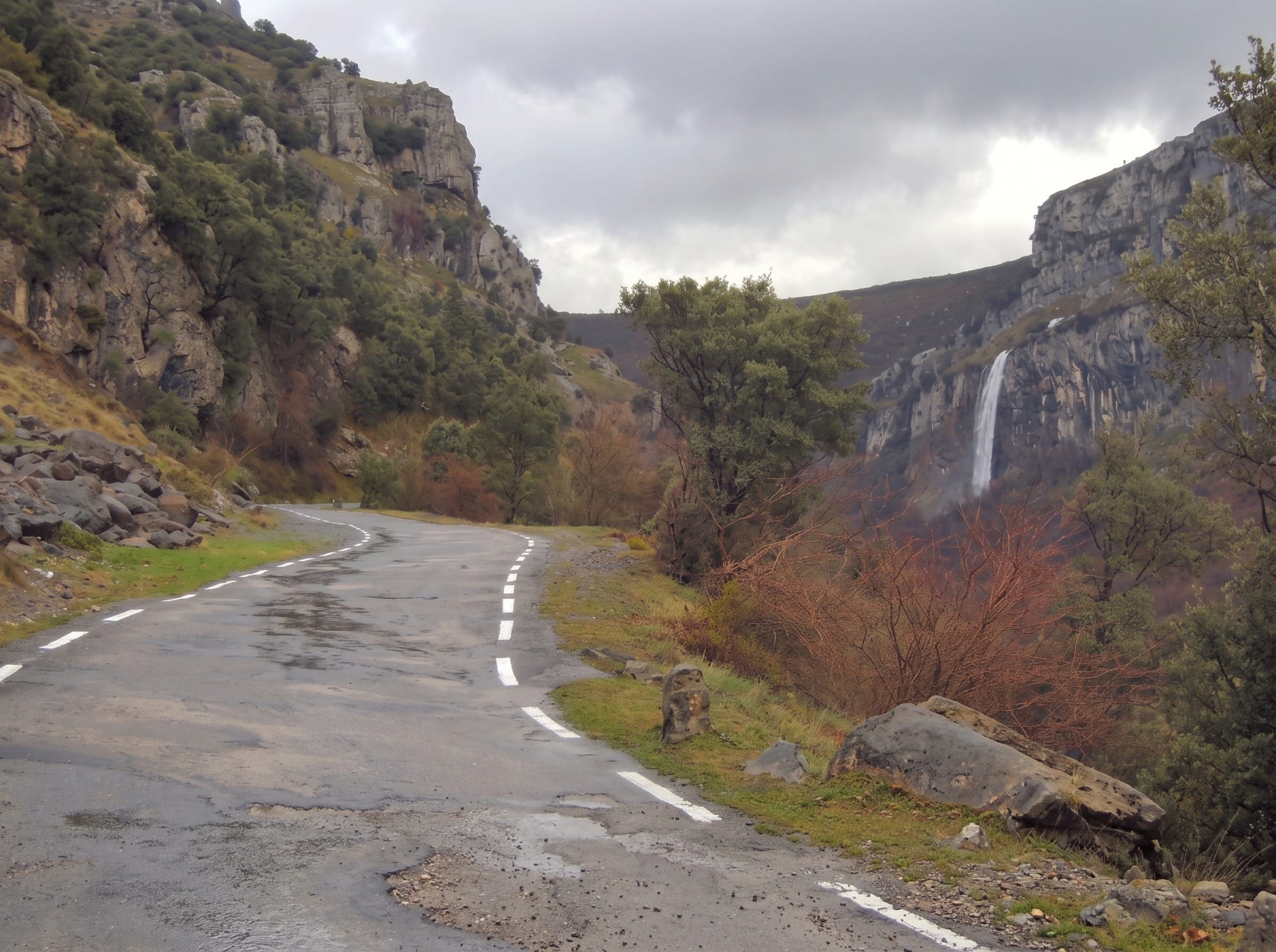 Carretera del valle del Asón con bosque de otoño camino de Arredondo