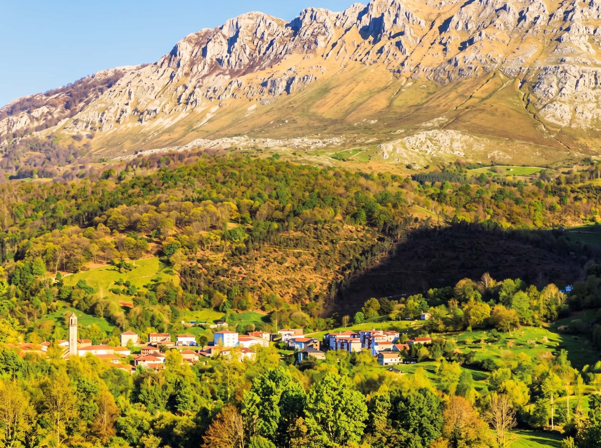 Vista general de Arredondo y el valle del Asón en un día de otoño, con el casco urbano al fondo