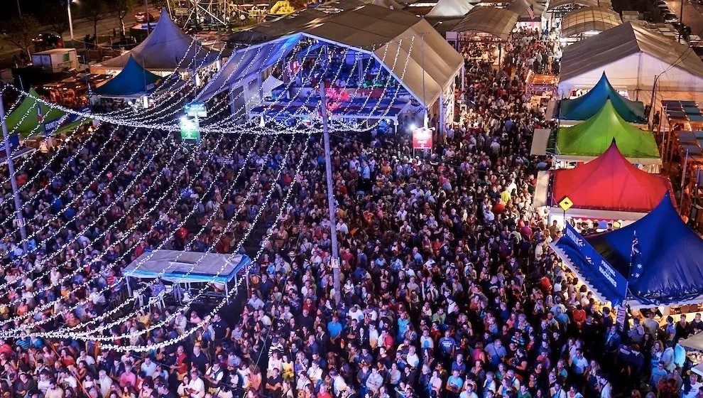 Hauptbühne des Festival Intercultural de las Naciones mit Tanzauftritt und Publikum, nächtliche Stimmung.