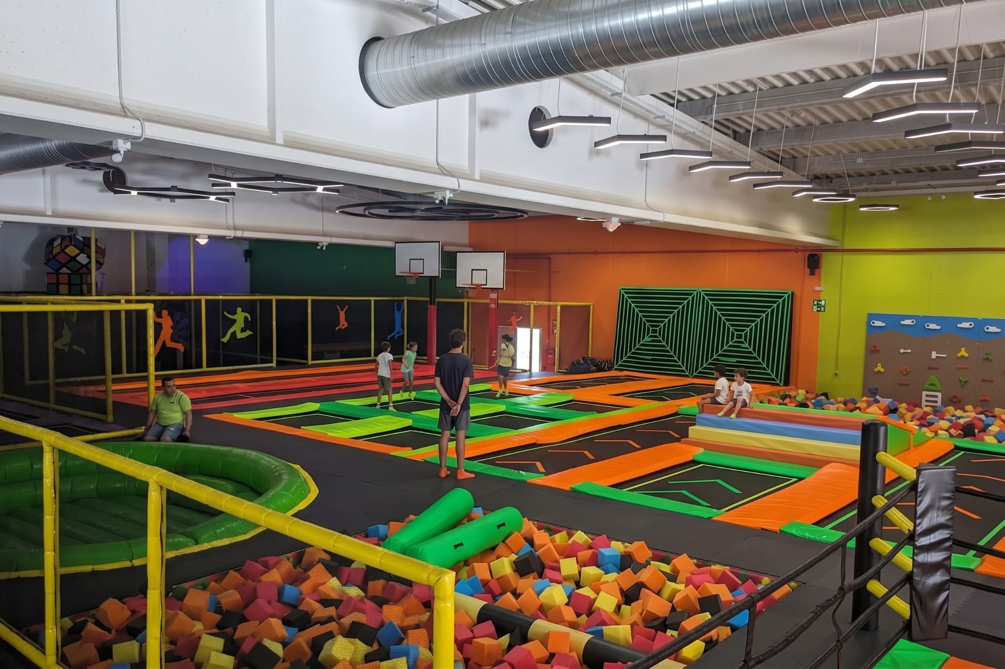 Zona de camas elásticas de Diver Jump Santander con niños saltando