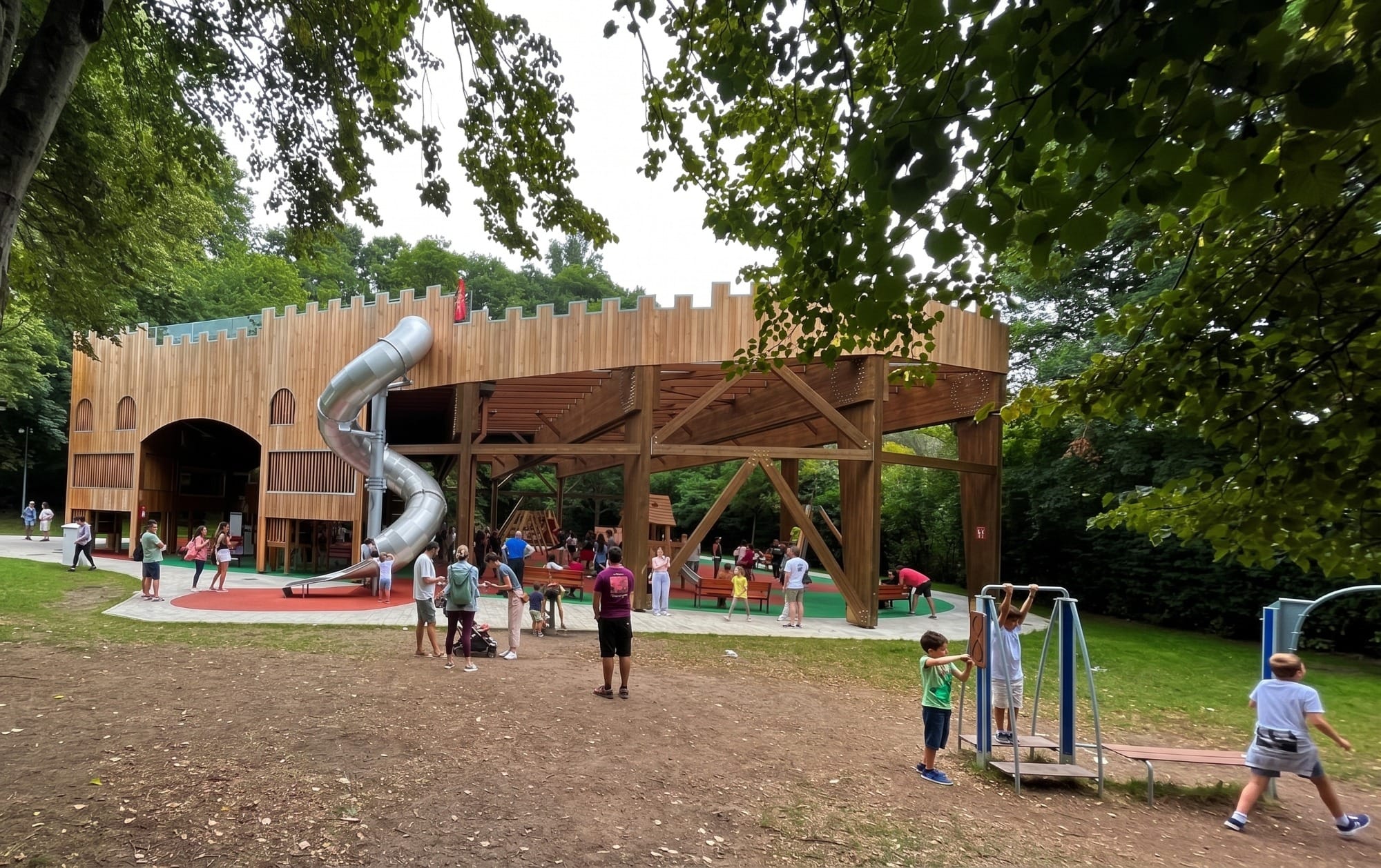 Estructura en forma de castillo del parque infantil de La Robleda, en Puente San Miguel