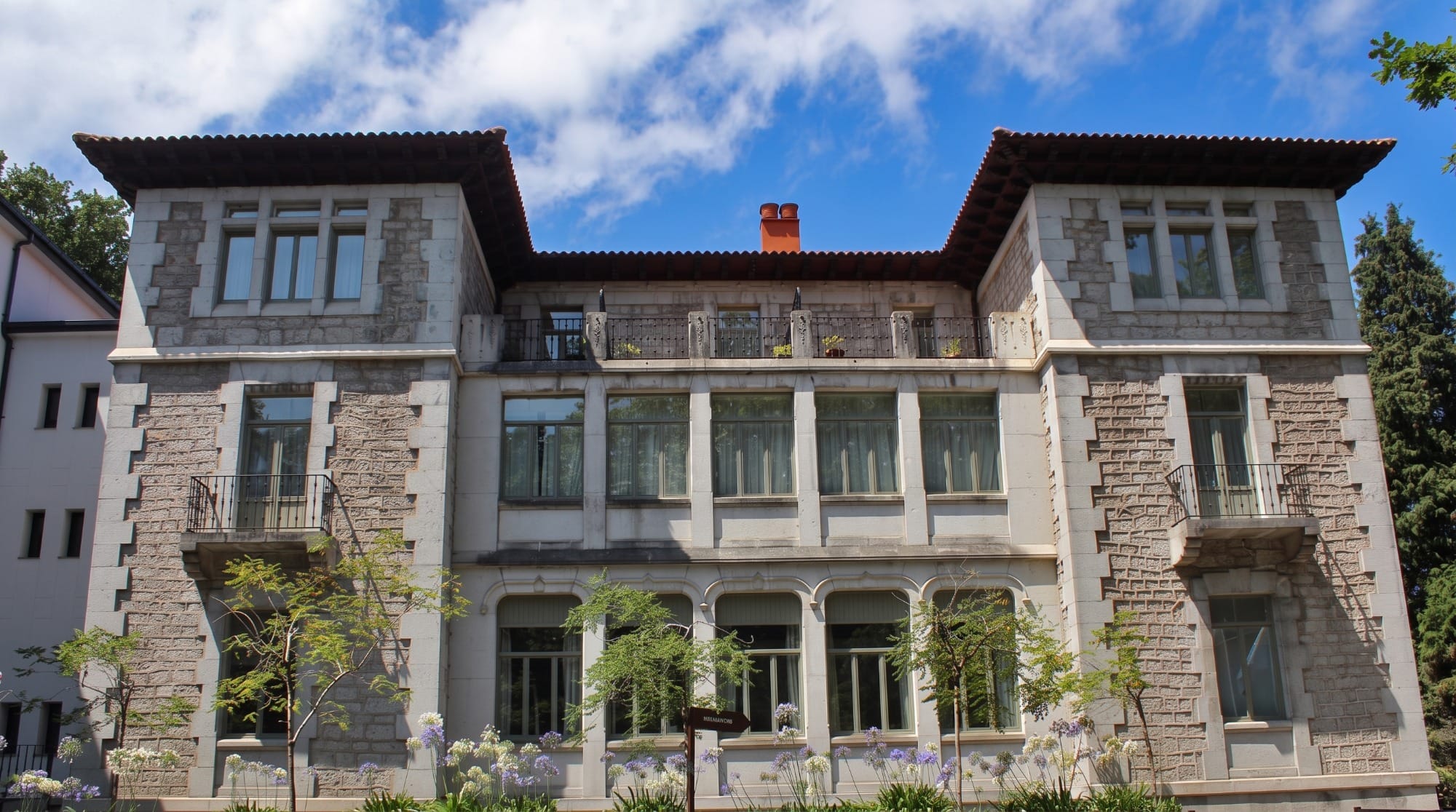 Palacio de Eguílior y casonas indianas del barrio de Espina