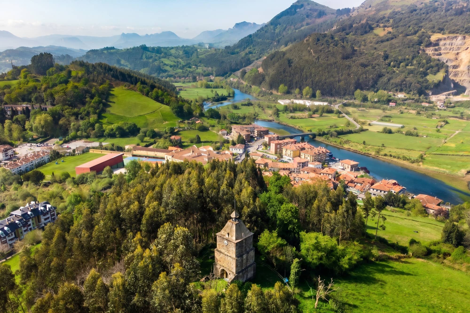 Vista general del casco de Limpias junto a la ría del Asón
