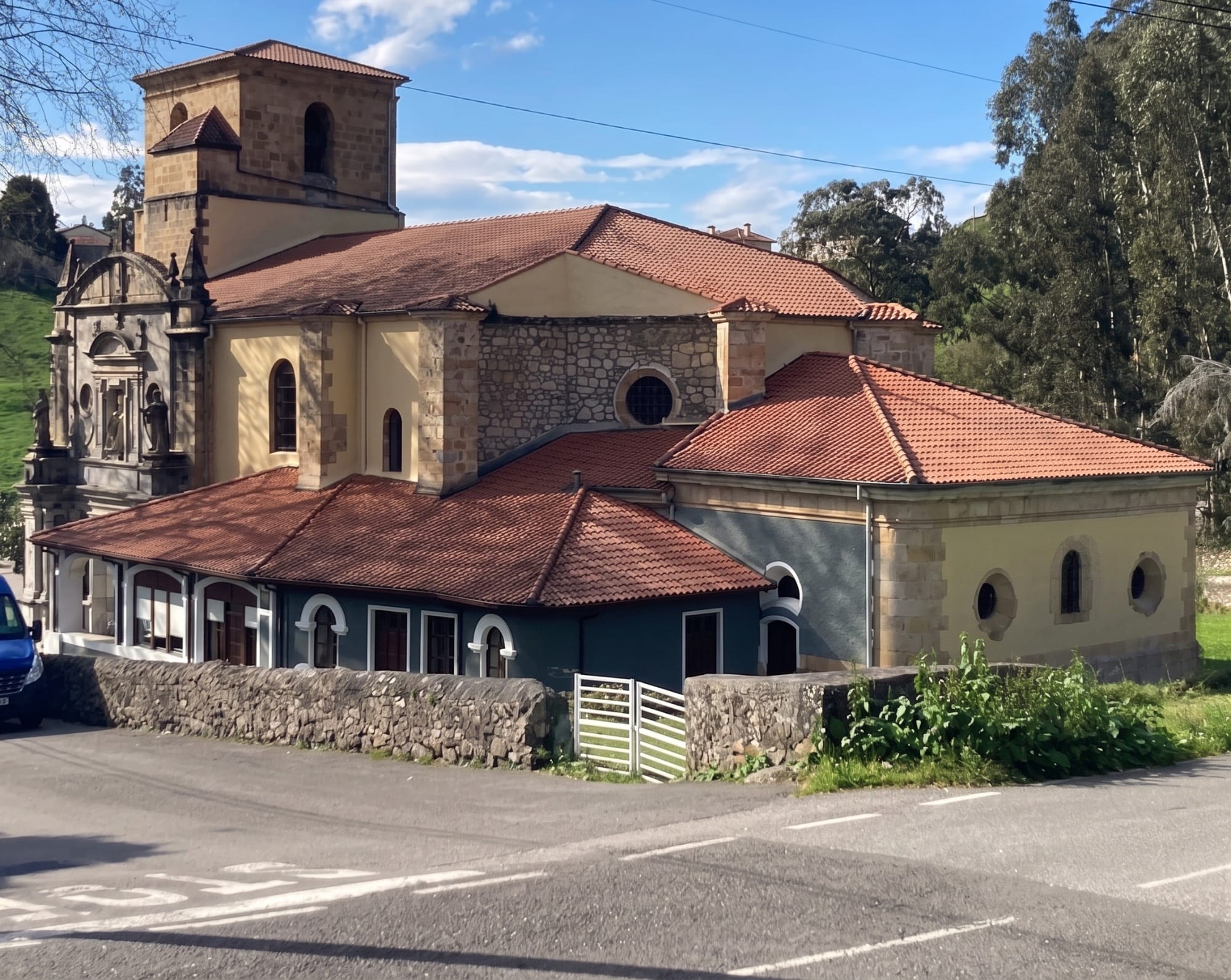 Fachada del santuario del Santísimo Cristo de la Agonía en Limpias