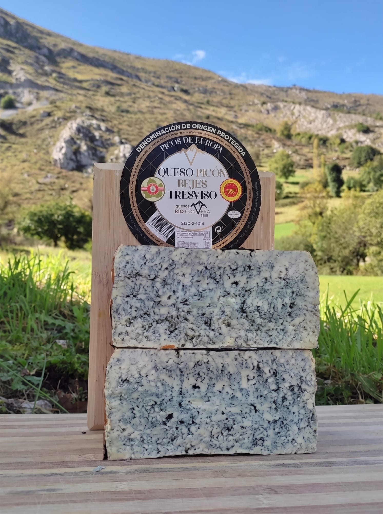 Picón Bejes-Tresviso cheeses maturing in a natural cave