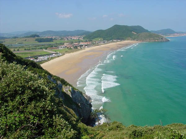 Vista general de la costa oriental de Cantabria desde un acantilado cerca de Bareyo, luz de mañana