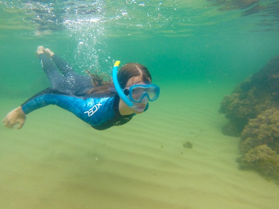 Playa del Brusco en Noja con fondos rocosos visibles en marea baja