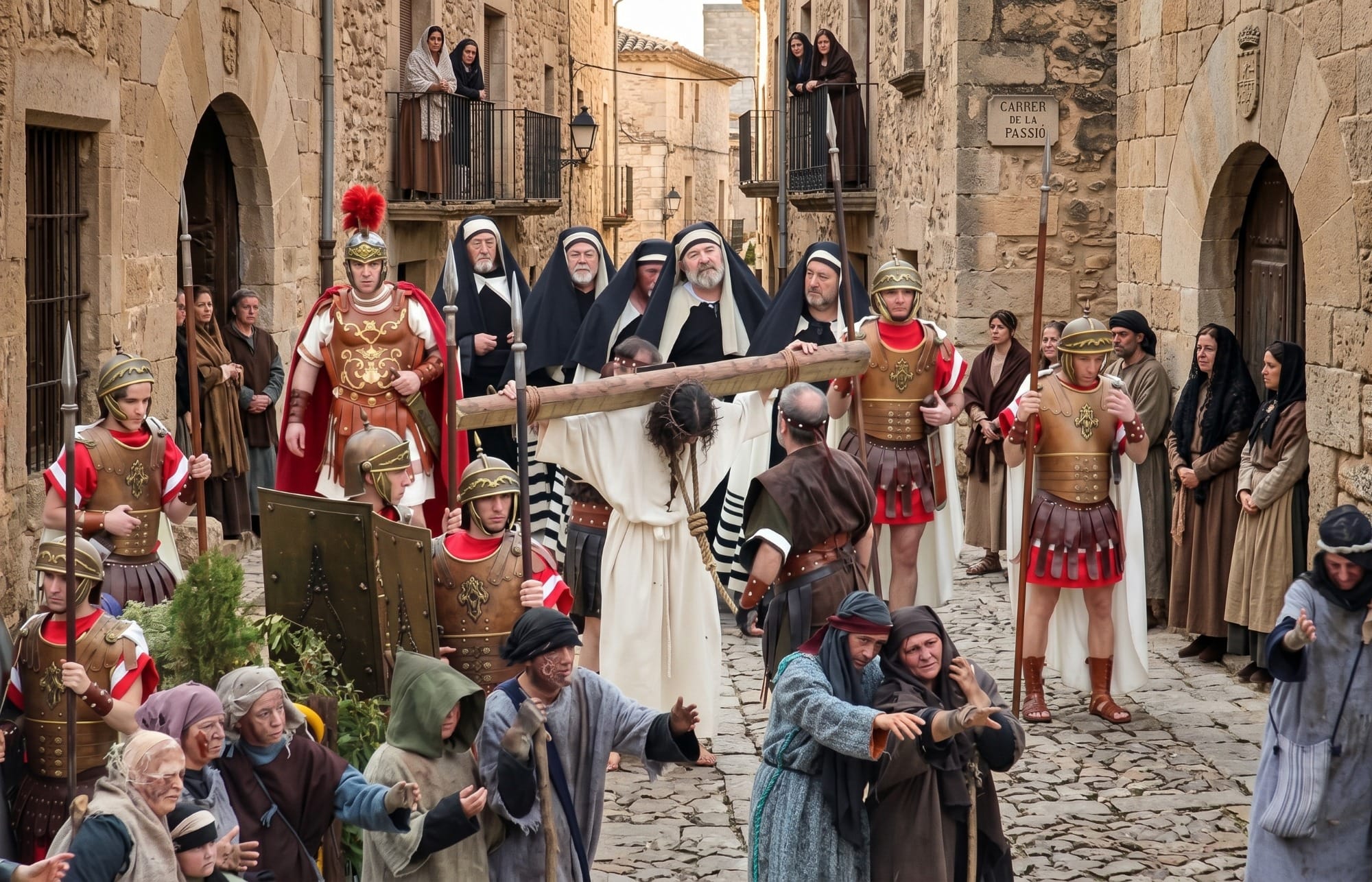 Procesión de Semana Santa en una calle de Santander o Castro Urdiales al atardecer, con penitentes y público