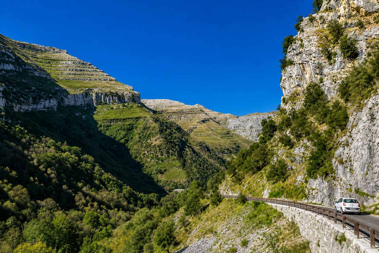 Route et paysage de la vallée de l'Asón entre Bareyo et Ampuero, Cantabrie