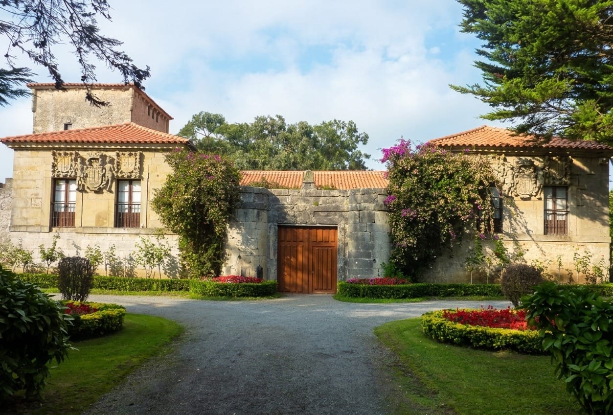 Plaza de la Villa de Noja con la torre de los Marqueses de Velasco, fachada de piedra
