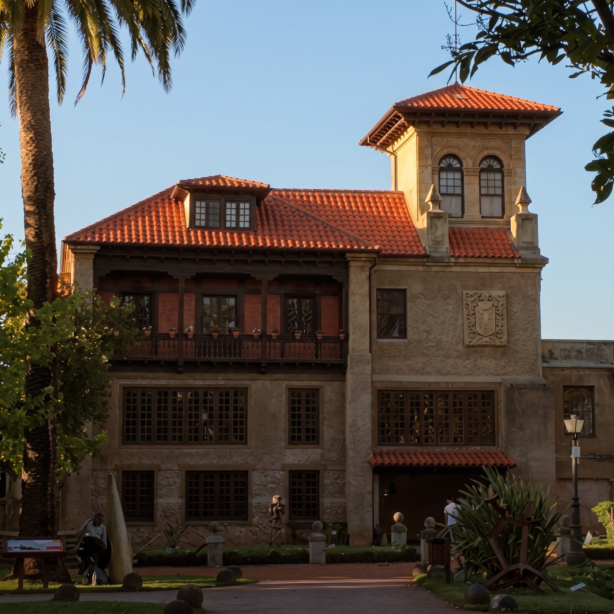 Jardines y fachada del palacio de los Marqueses de Albaicín en Noja