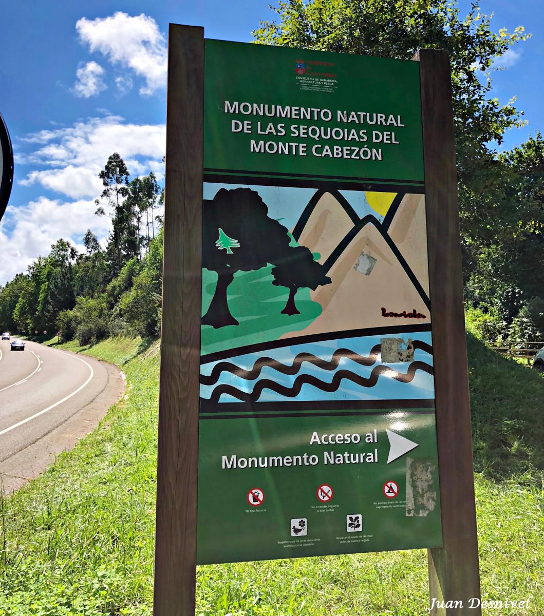 Panneau d'information et parking en terre à l'entrée du Monument Naturel des Séquoias, à côté de la route CA-135.