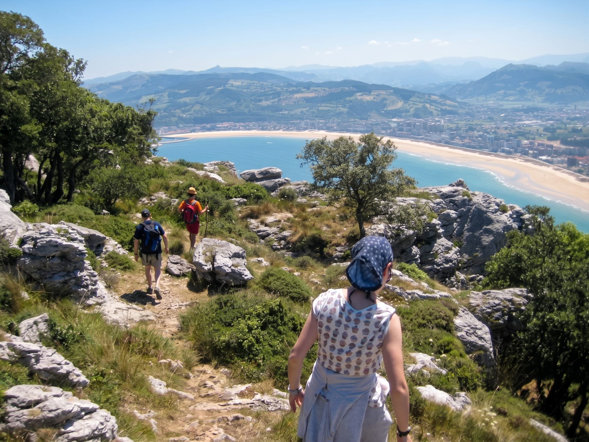 Senderista en un sendero de costa de Trasmiera o del Monte Buciero, vegetación verde en primavera