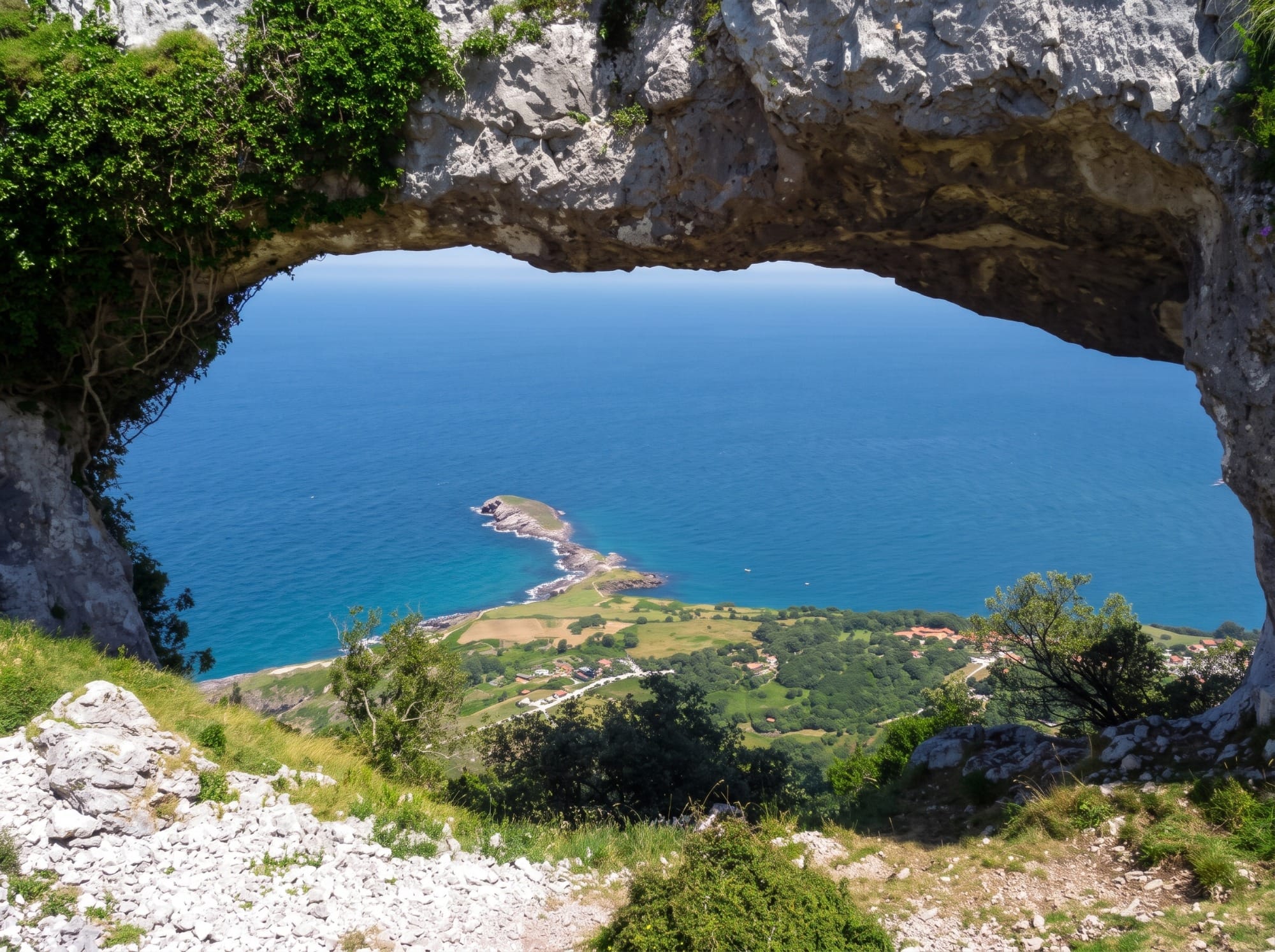 Los Ojos del Diablo, dos grandes oquedades en la roca enmarcando el mar, vistos desde el sendero de subida