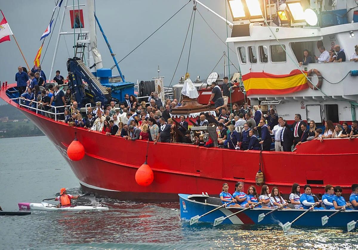 Prozession auf dem Meer mit geschmückten Booten in der Bucht von Santoña