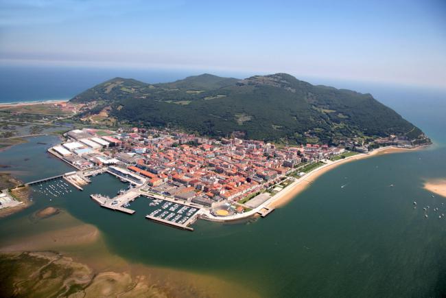 Blick auf die Bucht von Santoña mit dem Monte Buciero im Hintergrund, Abendlicht im September