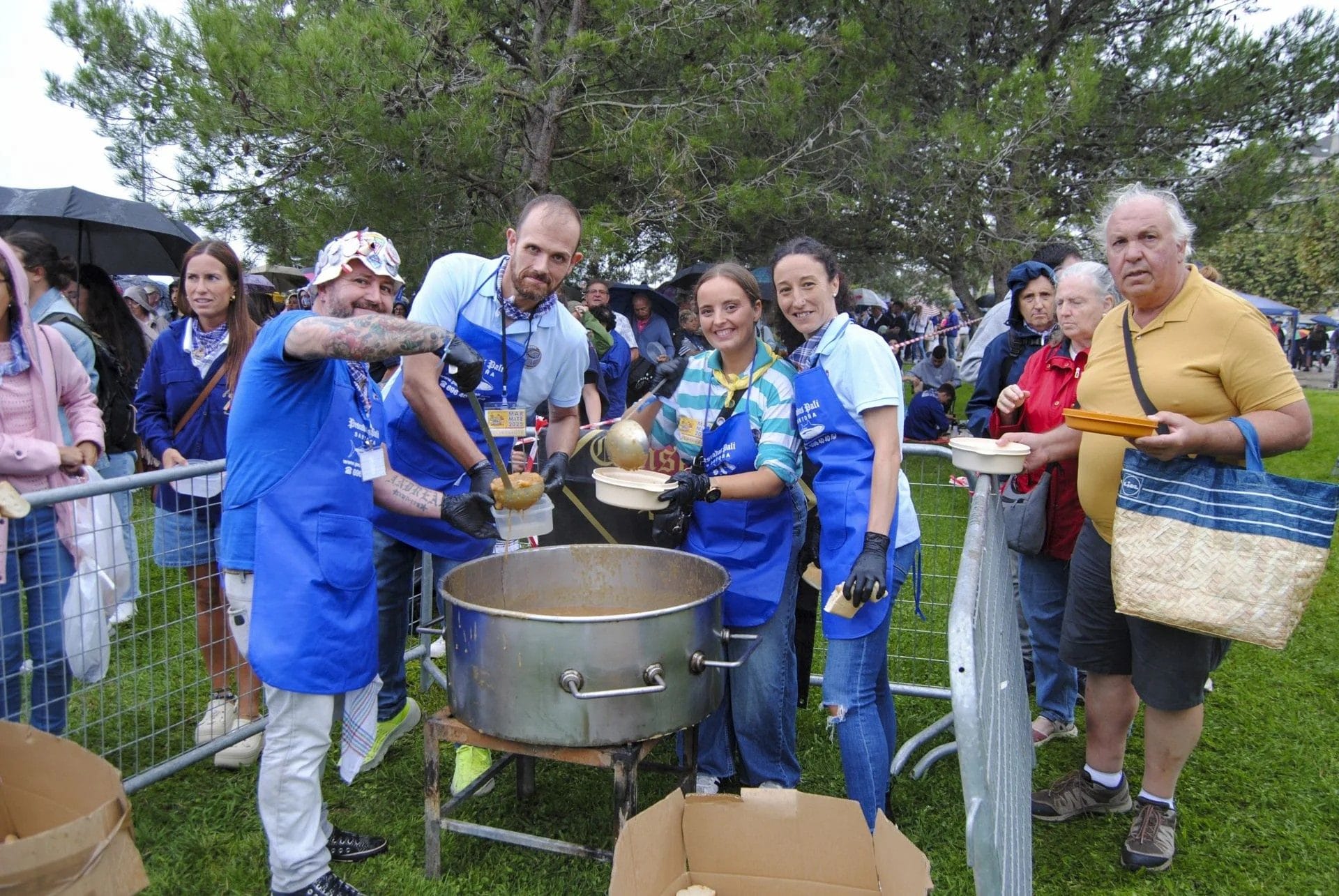 Große Kessel mit Fischertopf, im Freien serviert bei einem Volksfest