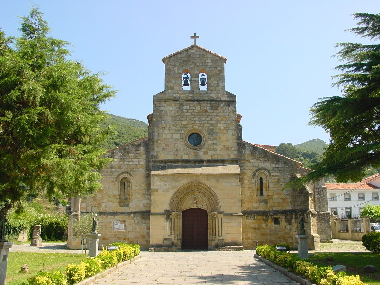 Außenfassade der Basílica de Santa María del Puerto in Santoña, bei Tageslicht
