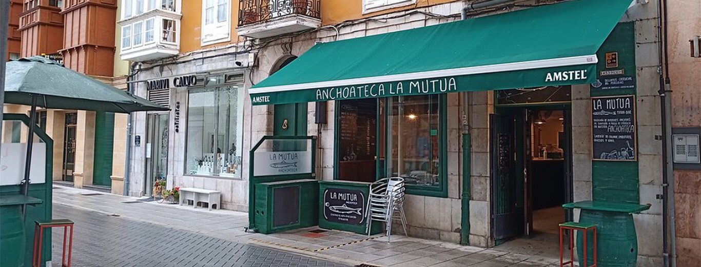 Anchovy platter and vermouth served at La Anchoateca La Mutua, Santoña
