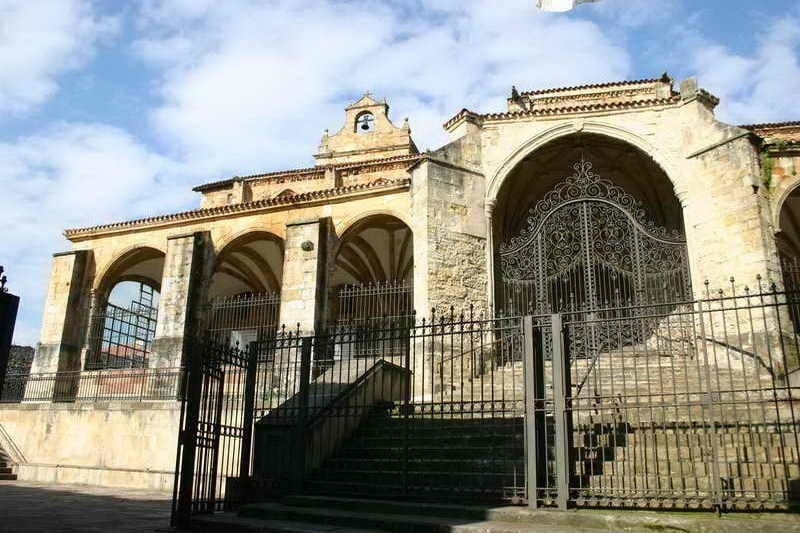Fachada de la iglesia gótica de Santa María de la Asunción en Laredo, luz diurna