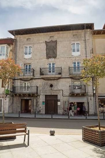 Calle de la Puebla Vieja de Laredo con casonas barrocas, escudos y balcones de hierro