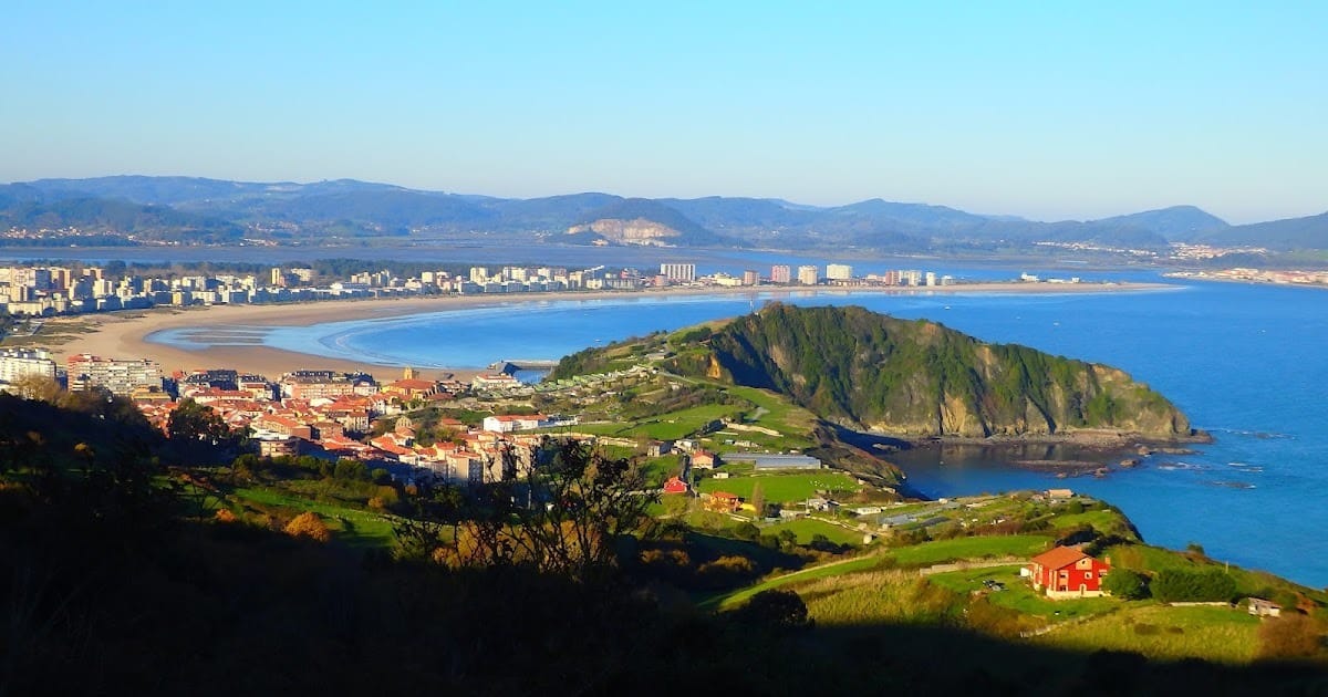 Vista general de Laredo y su bahía desde lo alto, con la Puebla Vieja y el Monte Buciero al fondo