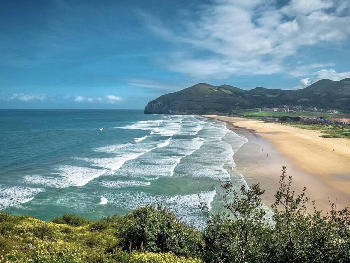 Klippen und Felsen der Küste von Santoña bei Ebbe, nahe der Playa de Berria
