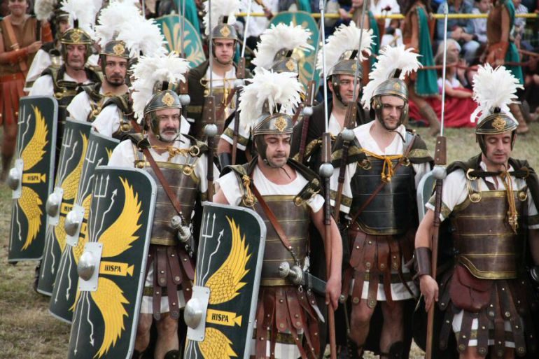 Umzug römischer Legionäre und kantabrischer Krieger durch die Hauptstraße von Los Corrales de Buelna