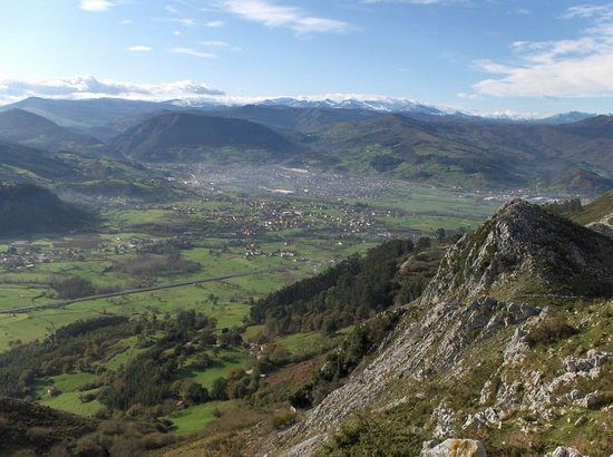 Gesamtansicht von Los Corrales de Buelna und dem Besaya-Tal an einem klaren Sommertag