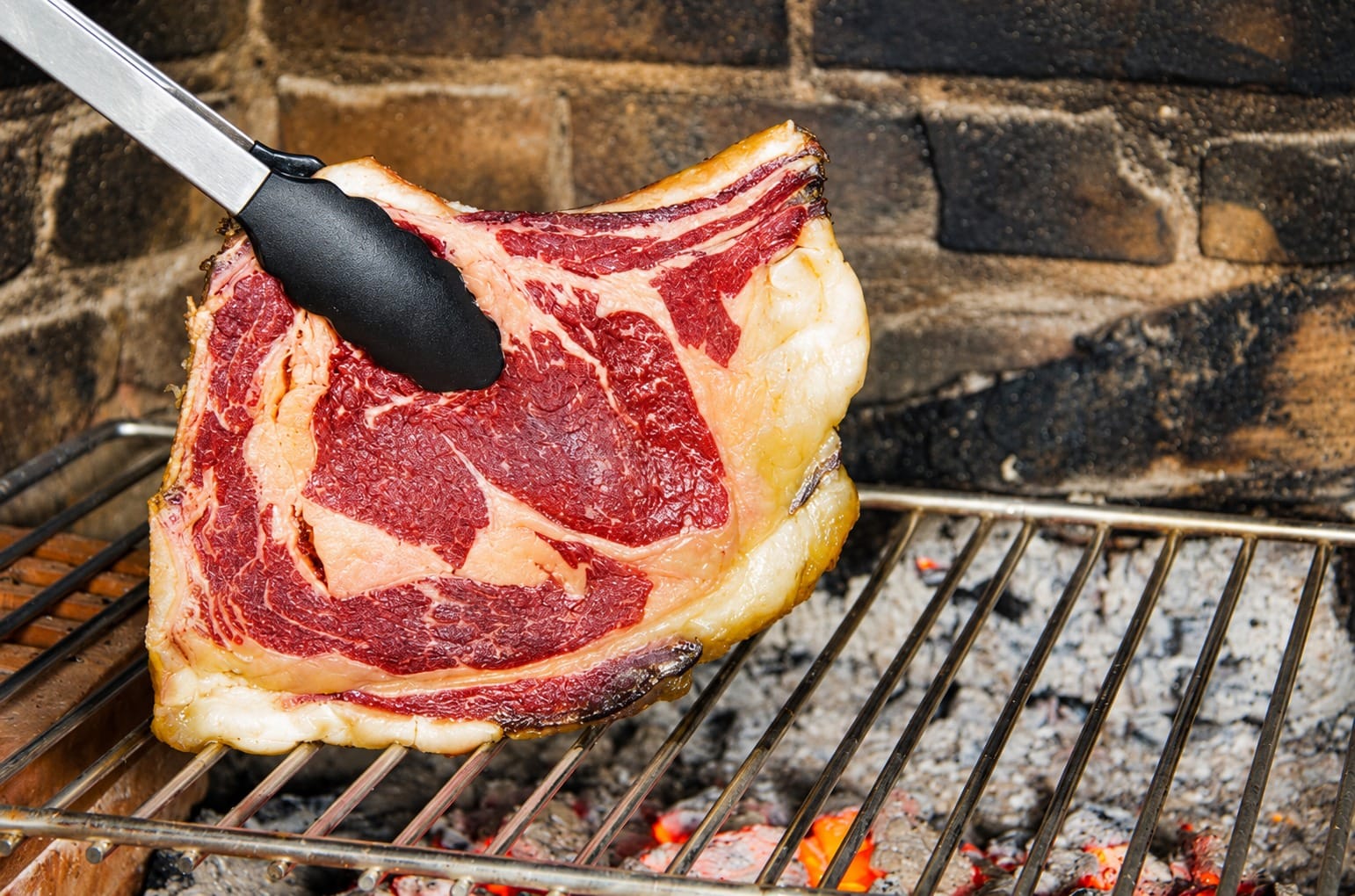 Chuletón de ternera cántabra a la parrilla sobre brasas, plano medio