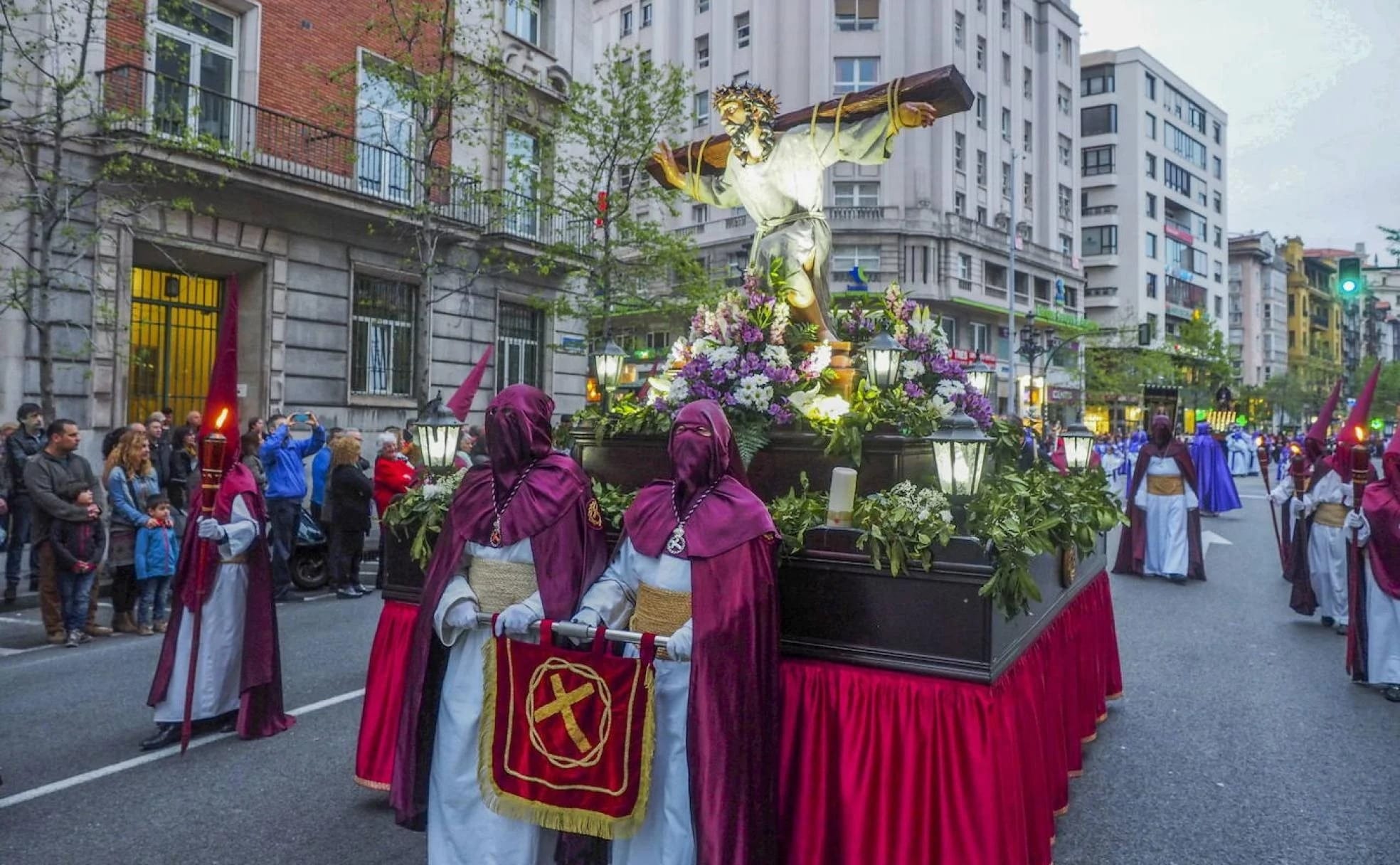 Procesión de Semana Santa en el casco histórico de Santander o Castro Urdiales
