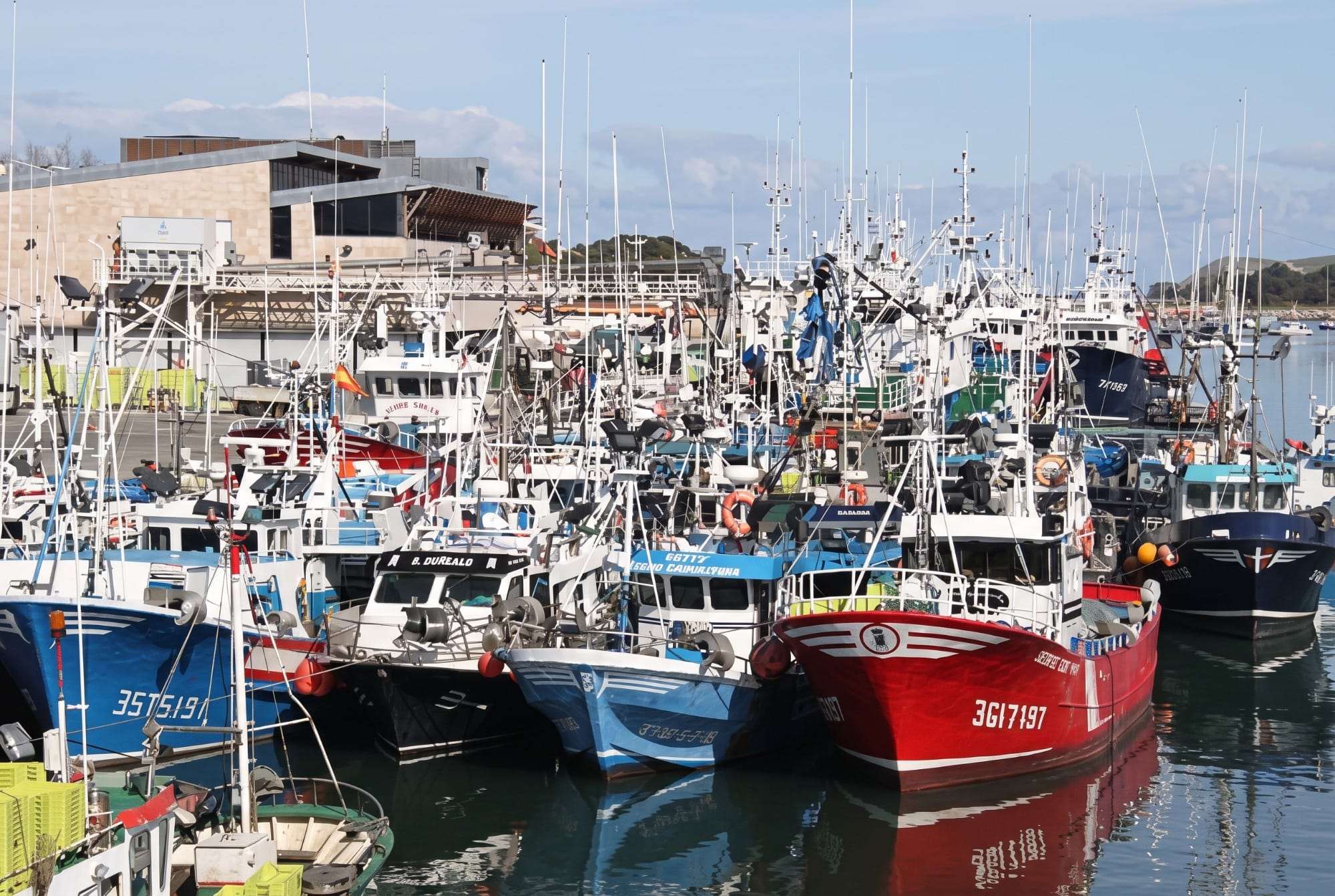 Puerto pesquero de San Vicente de la Barquera con barcos amarrados