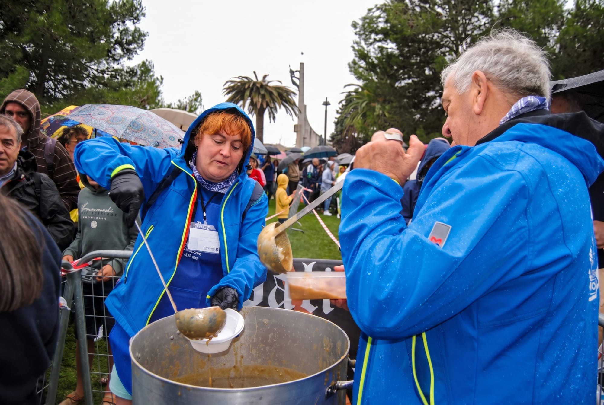 Marmitada popular con gran caldero en una fiesta marinera de la costa cántabra