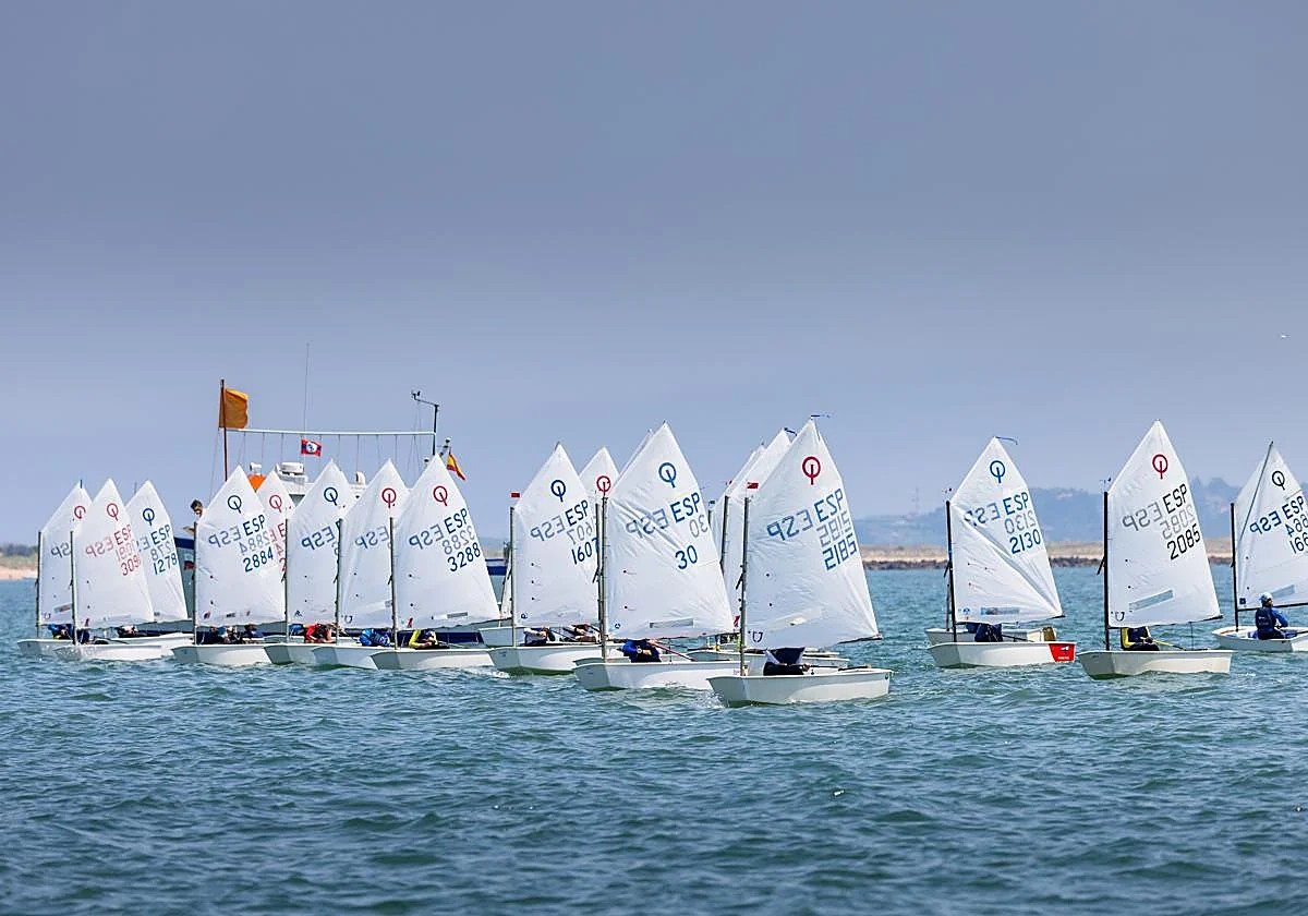 Instructor y alumnos a bordo de un velero de la escuela Bahía Sailing navegando en la bahía de Santander