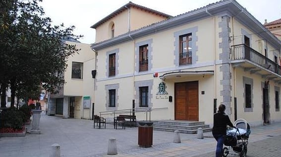 Façade du Teatro Casino Liceo de Santoña, bâtiment historique à la façade classique