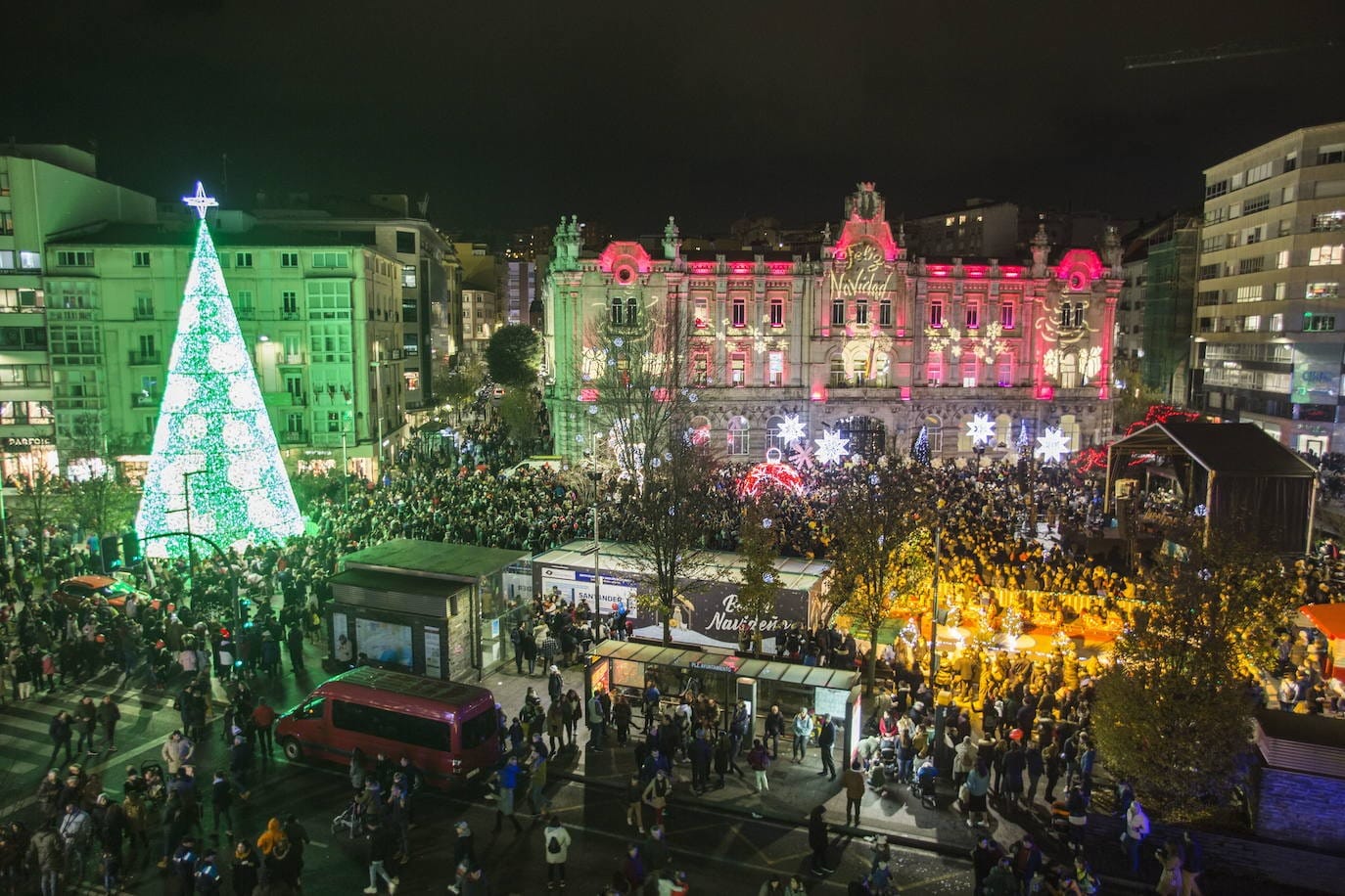 Luces de Navidad y mercado en el centro de Santander, al anochecer
