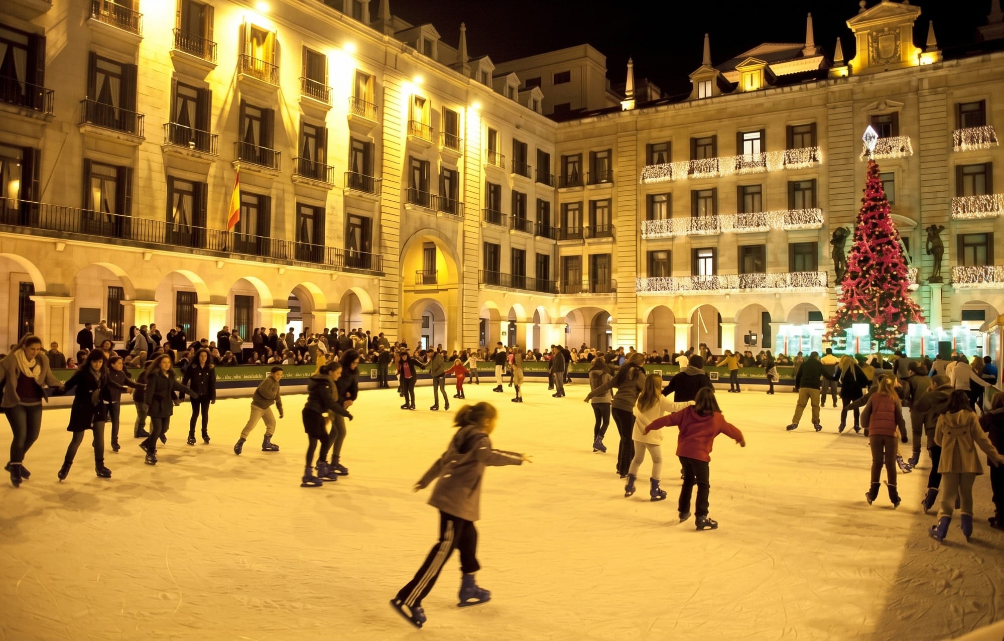Pista de hielo de la Plaza Porticada de Santander con familias patinando