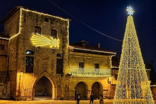 Casco medieval de Santillana del Mar con luces de Navidad
